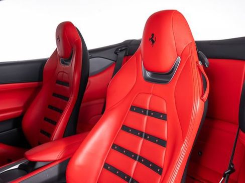 Used 2019 Ferrari Portofino RWD image 22