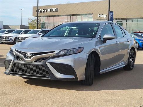 Used 2021 Toyota Camry SE image 2