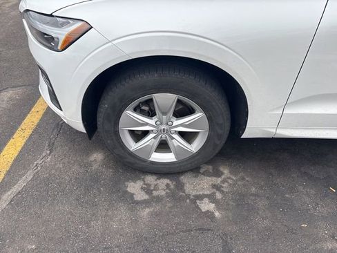 Used 2022 Volvo XC60 B5 Momentum image 9