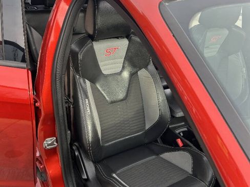 Used 2018 Ford Focus ST w/ Equipment Group 401A image 32