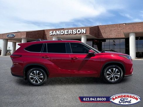 Used 2021 Toyota Highlander XLE AWD/4WD image 2