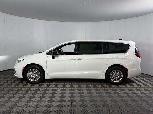Used 2025 Chrysler Pacifica Select FWD image 10