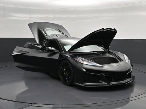 Used 2025 Chevrolet Corvette Z06 RWD image 34