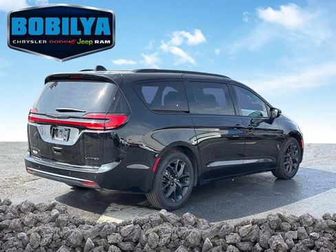 Used 2025 Chrysler Pacifica Limited FWD image 3