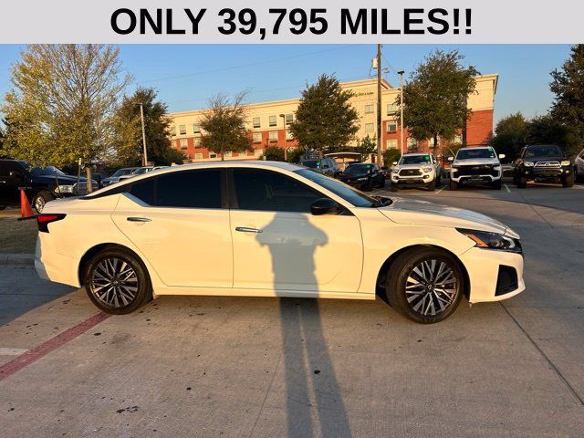 Used 2025 Nissan Altima 2.5 SV FWD image 2
