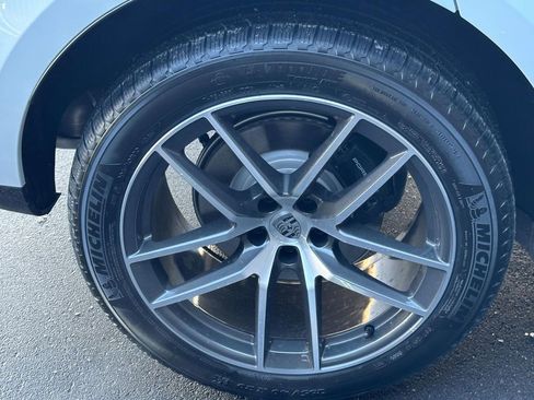 Used 2026 Porsche Macan AWD/4WD image 9