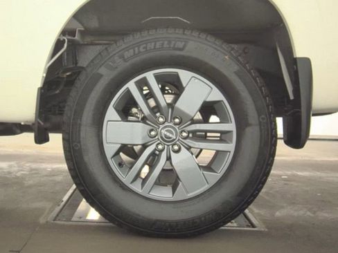 Used 2025 Nissan Frontier SV image 22