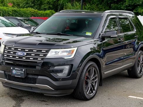 Used 2017 Ford Explorer XLT w/ Equipment Group 202A AWD/4WD image 3
