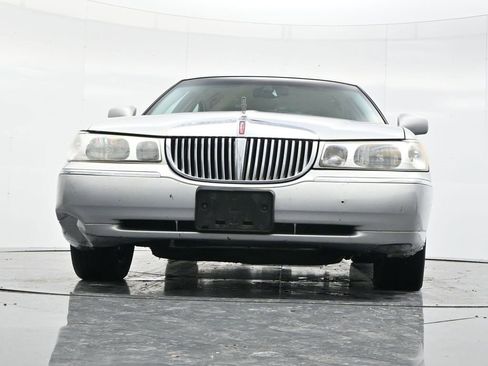 Used 2002 Lincoln Town Car Signature image 41