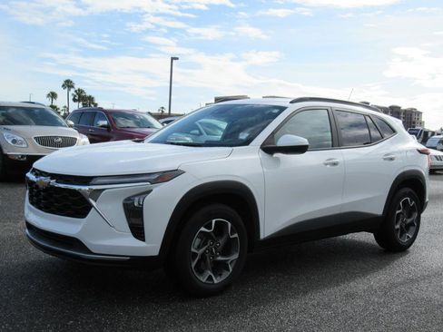 Used 2024 Chevrolet Trax LT w/ Driver Confidence Package image 3