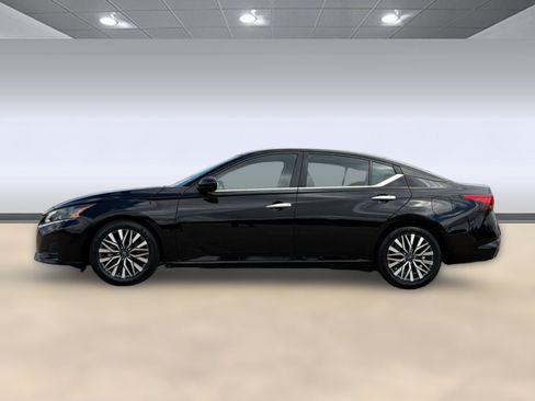 Used 2024 Nissan Altima 2.5 SV FWD image 2