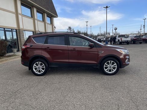 Used 2018 Ford Escape SE w/ SE Sync 3 Package image 2