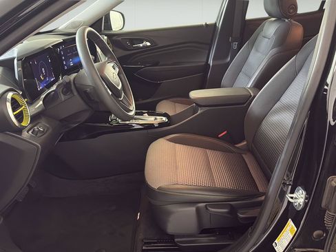 Used 2025 Chevrolet Trax LT FWD image 5