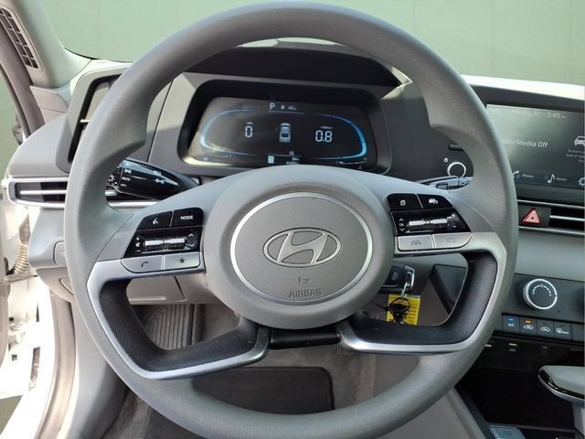 Used 2025 Hyundai Elantra SE FWD image 21