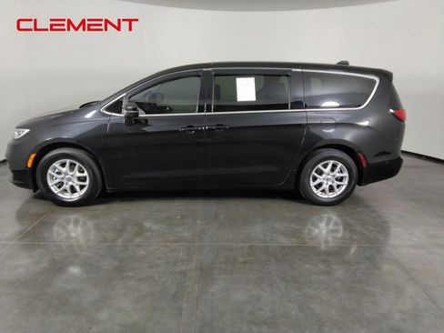 Used 2023 Chrysler Pacifica Touring-L FWD image 8