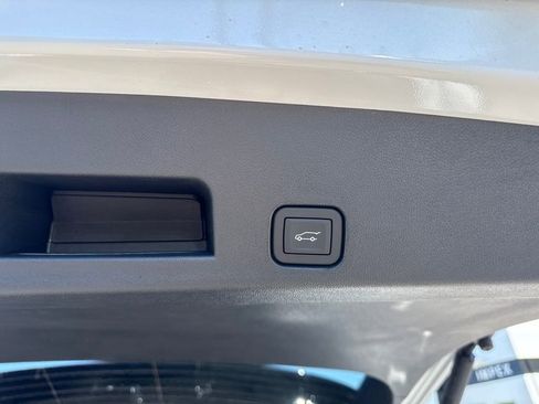 Used 2025 Chevrolet Traverse RS AWD/4WD image 34