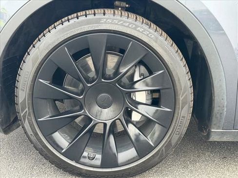 Used 2022 Tesla Model Y Long Range image 10