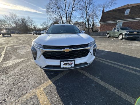 Used 2025 Chevrolet Trax LT image 32