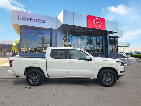 Used 2025 Nissan Frontier SV image 4