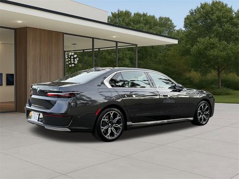 Used 2025 BMW i7 eDrive50 image 7
