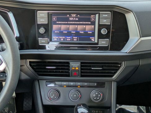 Used 2023 Volkswagen Jetta S image 18