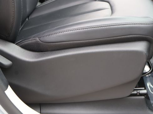 Used 2024 Chrysler Pacifica Touring-L image 10