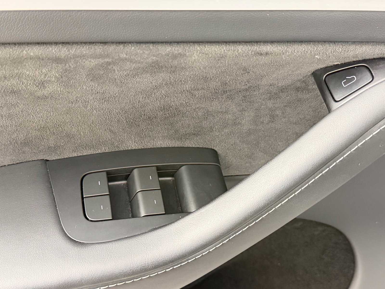 Used 2024 Tesla Model Y Long Range AWD/4WD image 17