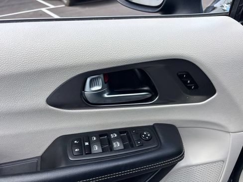 Used 2023 Chrysler Pacifica Touring-L FWD image 15