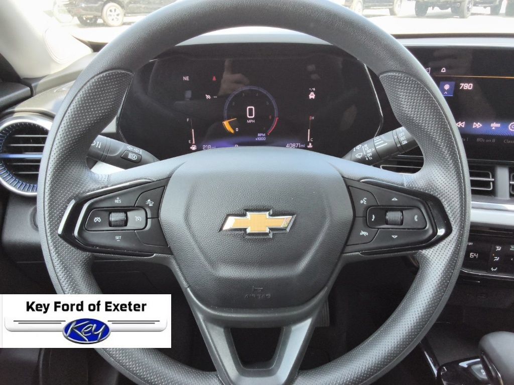 Used 2025 Chevrolet Trax LT FWD image 26