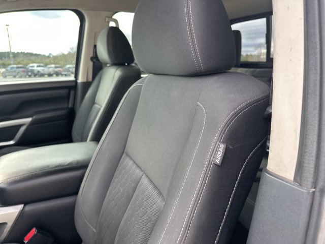 Used 2018 Nissan Titan SV w/ SV Convenience Package RWD image 12
