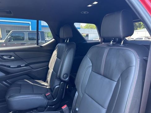 Used 2023 Chevrolet Traverse RS FWD image 12