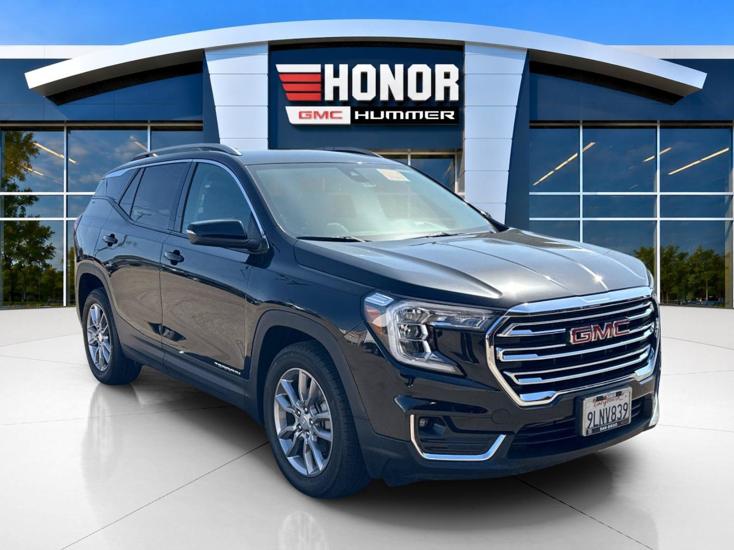 Used 2022 GMC Terrain SLT w/ Infotainment Package II FWD image 2