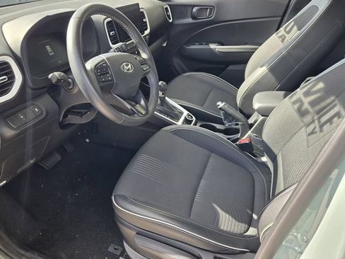 Used 2025 Hyundai Venue Limited FWD image 10