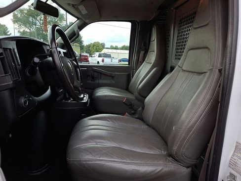 Used 2018 Chevrolet Express 3500 w/ Driver Convenience Package image 14