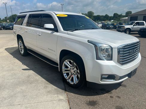 Used 2017 GMC Yukon XL SLT w/ Premium Edition AWD/4WD image 3