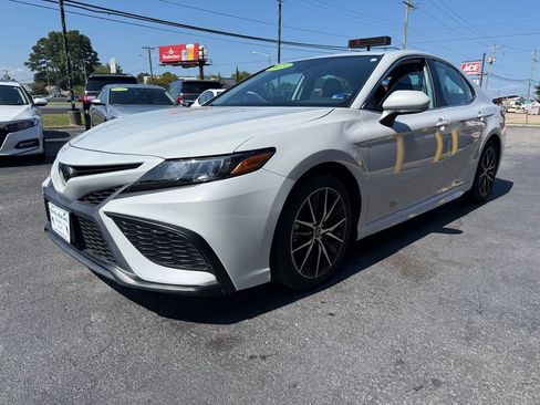 Used 2023 Toyota Camry SE FWD image 3