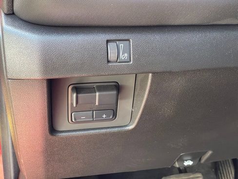 Used 2025 Chevrolet Colorado Z71 AWD/4WD image 15