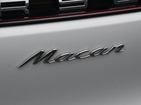 Used 2022 Porsche Macan image 9