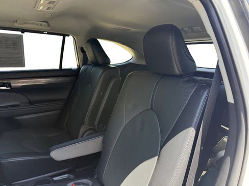 Used 2023 Toyota Highlander Limited AWD/4WD image 16