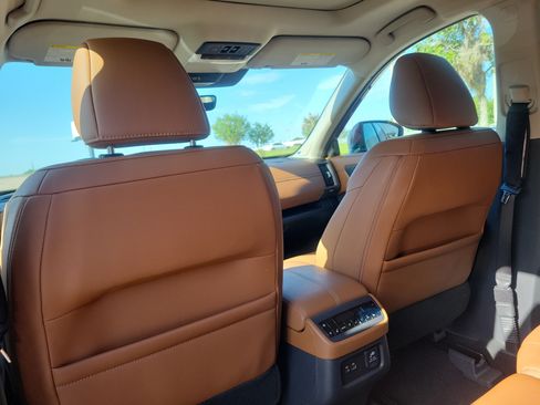 Certified 2025 Nissan Pathfinder Platinum w/ Black Appearance Package FWD image 18