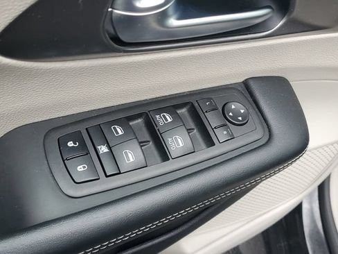 Used 2023 Chrysler Pacifica Touring-L FWD image 16