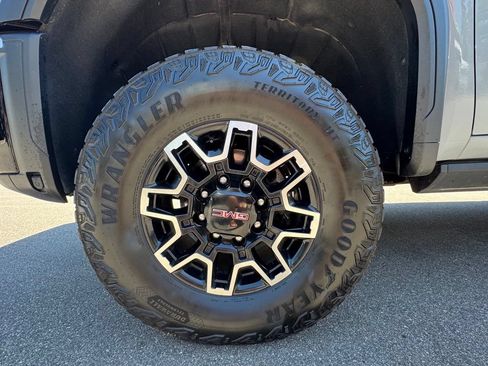 Used 2025 GMC Sierra 2500 AT4X AWD/4WD image 17