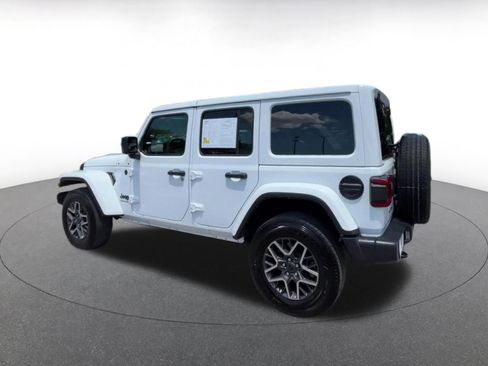 Used 2025 Jeep Wrangler Sahara AWD/4WD image 10
