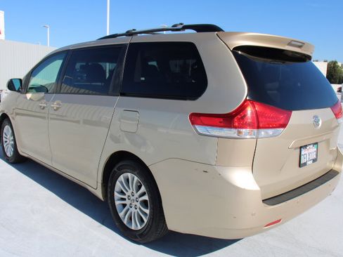 Used 2014 Toyota Sienna XLE image 5