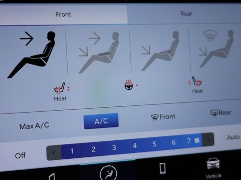 Used 2024 Chrysler Pacifica Touring-L image 8