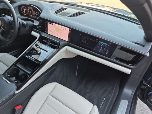 Used 2024 Porsche Panamera image 32