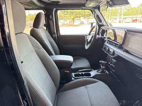 Used 2025 Jeep Wrangler Unlimited Sahara AWD/4WD image 30