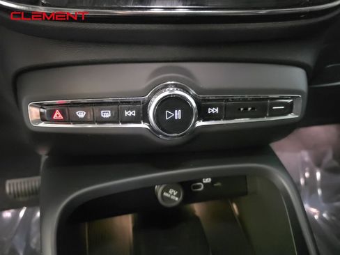 Used 2023 Volvo XC40 B5 Ultimate image 20