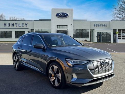 Used 2019 Audi e-tron Prestige w/ Prestige Package image 4