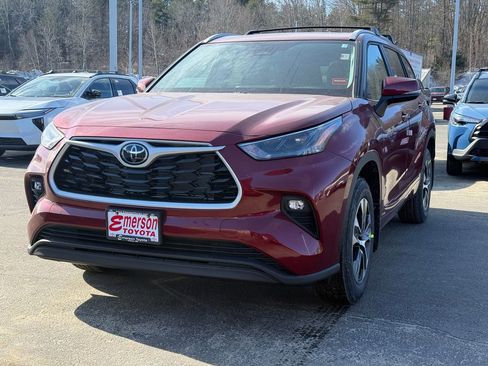 New 2026 Toyota Highlander XLE image 1